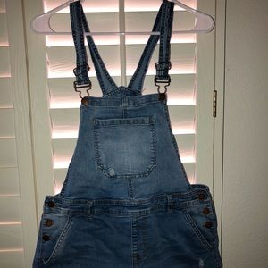 Short overalls w/ front and back pockets.